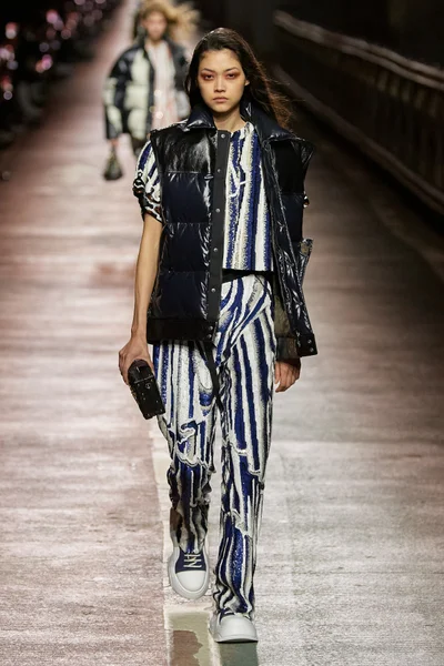 Look 16